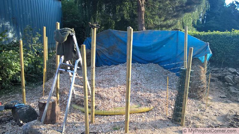 couche de base en copeaux de bois pour le tas de compost