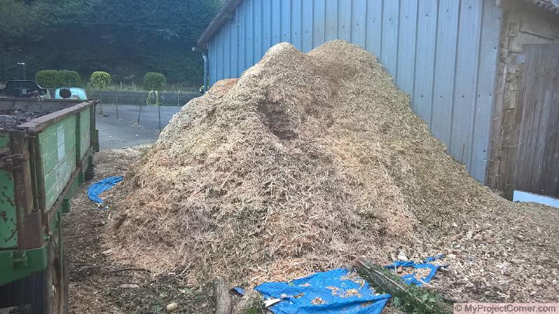 Tas fini de copeaux de bois pour le chauffage du compost