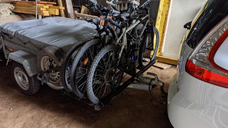 Portabicicletas casero con remolque de coche