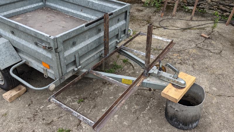 Tube de support vertical pour porte-vélo de remorque de voiture fait maison.
