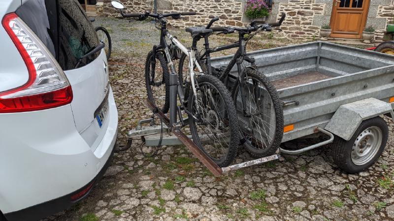 Prueba de un portabicicletas casero con remolque de coche