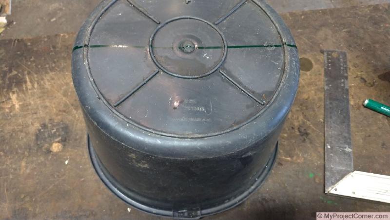 Marcando el fondo del cubo de plástico usado para el cono de matar pollos