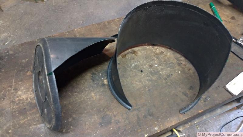 Sección cortada de un cubo de plástico de un cono para matar pollos