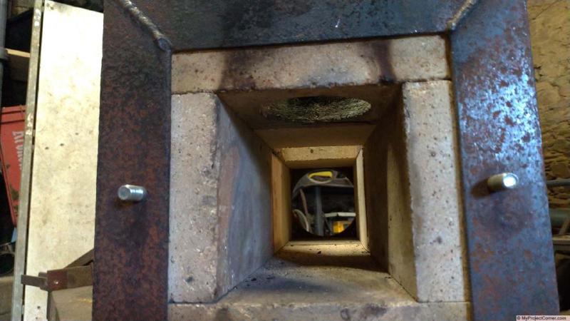 Dentro de la caja de fuego de la estufa de pellets alargada