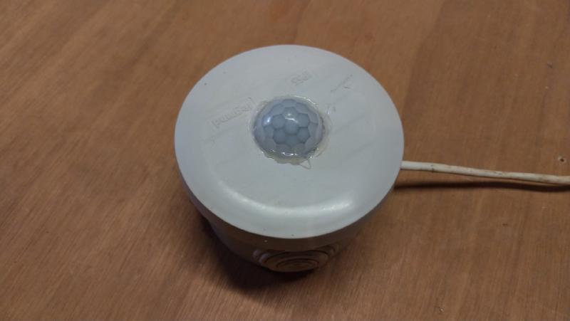 La caja del sensor de movimiento del detector de ratones terminada