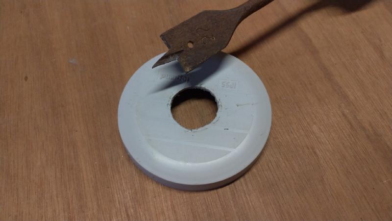 Perforar el agujero para el sensor de movimiento del detector de ratones
