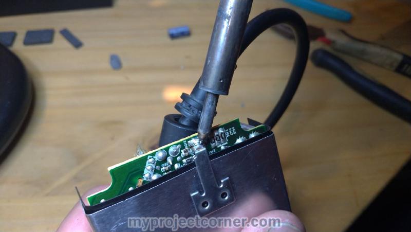Desoldando los extremos de la tapa de la placa de circuitos metálicos de la Xbox One PSU