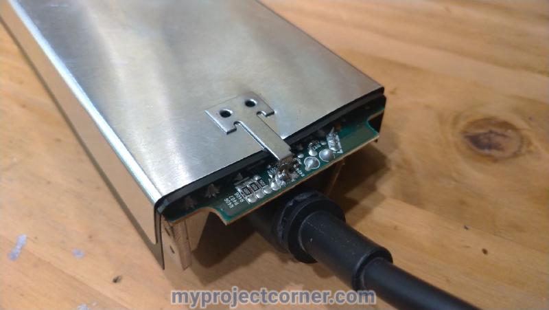 Preparando para desoldar los extremos de la cubierta de la placa de circuitos metálicos de la Xbox One PSU