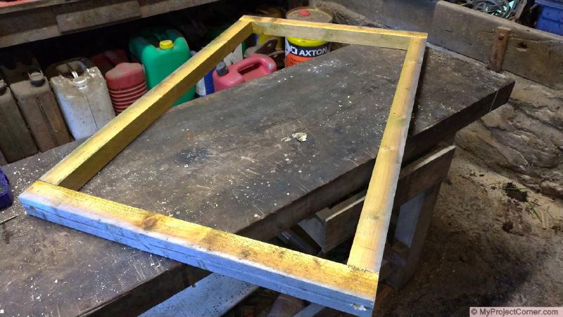 Marco de madera para una jardinera de barriles reciclados