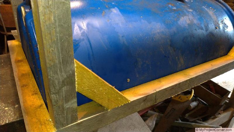 Soporte de madera para una jardinera de barriles reciclados